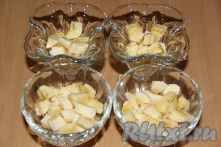Бананы очистить. На дно креманок выложить бананы, порезанные на кусочки.
