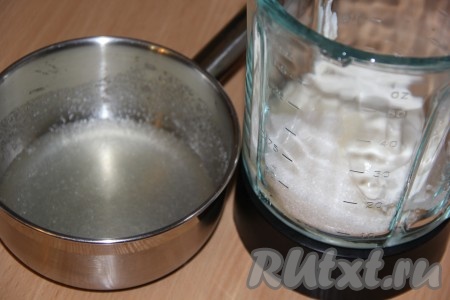 Залить желатин холодной водой и оставить минут на 15-20 для набухания. 
