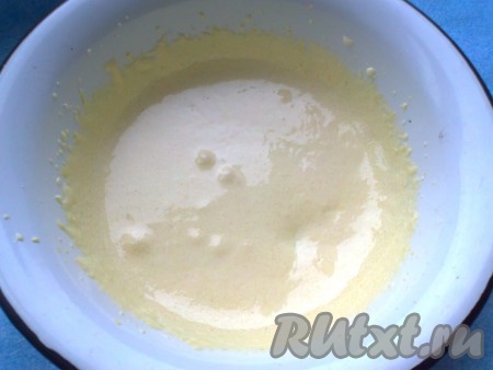 В отдельной посуде желтки взбиваем со 120 граммами сахара и ванильным сахаром в пышную, светлую массу.