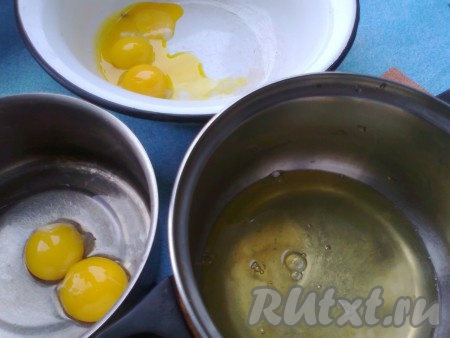 Включаем духовку разогреваться. 

Разделяем яйца на белки и желтки (3 желтка - для бисквита, 2 - для крема). 
