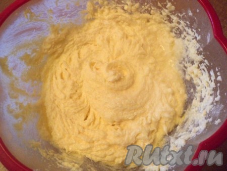 Сахар взбить с размягченным сливочным маслом до бела. Затем, не переставая взбивать, по одному добавить яйца.
