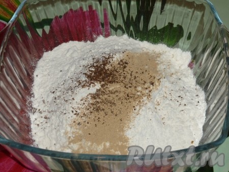 Муку просеять с разрыхлителем, добавить какао-порошок и молотые имбирь, гвоздику. 
