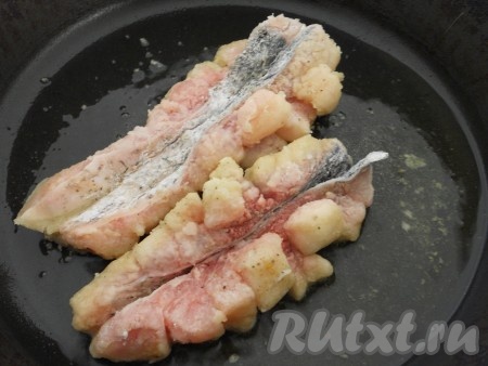 Разогреть сковороду с растительным маслом. Выложить рыбку разрезанной частью вниз. Обжарить до румяной корочки, перевернуть и обжаривать со стороны кожи 2-3 минуты. Разрезы у рыбки должны красиво приоткрыться. Убрать рыбу со сковороды.