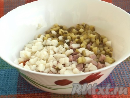 Нарезать кубиком маринованные огурцы и добавить в салат.
