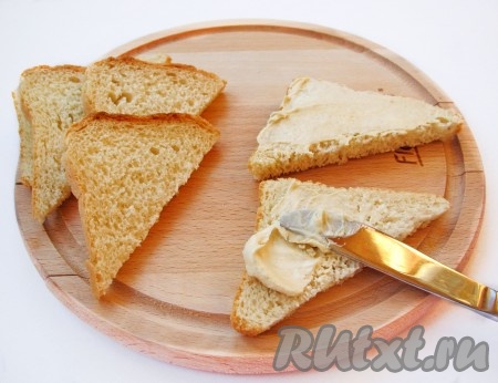 Тонким слоем нанесите получившееся горчичное масло на каждый ломтик хлеба.
