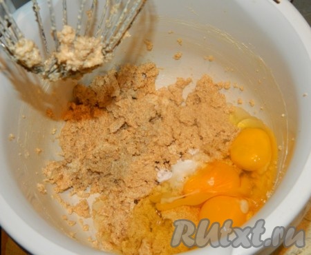 В масляную массу добавляем яйца, ванилин и соду.
