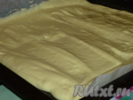 Противень застелить пергаментом. Выложить бисквитное тесто, разровнять и выпекать в разогретой до 180 градусов духовке 15-20 минут.