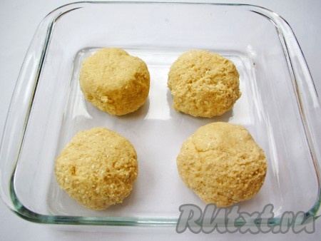Форму для запекания (противень), смазать подсолнечным маслом (без аромата) и выложить творожные булочки - сформированные из теста небольшие шарики.
