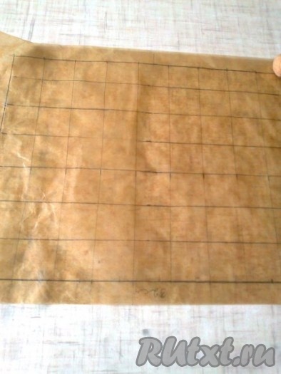 Теперь приглашаем помощников рисовать. На двух листах пергамента рисуем карандашом контур 27х21 см. Его надо заполнить клетками 3х3 см, одни клетки - прямо,
