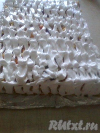 Верхний корж и бока торта оформляем белковым кремом в виде зигзагов с помощью кондитерского мешка или кулька с отрезанным уголком.