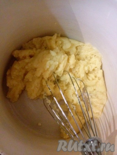 В остывшую смесь вбиваем одно яйцо и с силой втираем ложкой. Когда яйцо полностью смешается с тестом, начинаем аналогично добавлять по одному яйцу, каждый раз втирая его в тесто. В результате должно получиться вот такое тесто.
