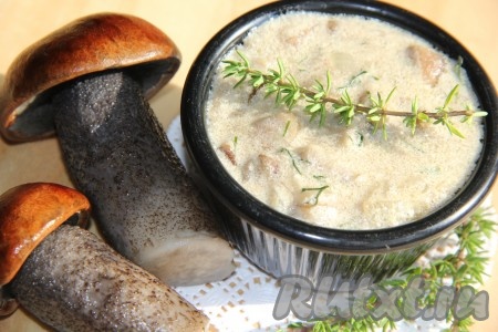 Белые грибы в сливочном соусе получаются необыкновенно вкусными и ароматными.
