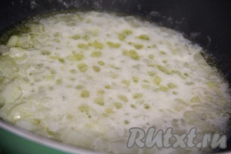 Добавить лук в сковороду и обжарить в течение 2-3 минут, помешивая. Белые грибы помыть и нарезать на маленькие кусочки.

