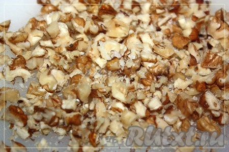 Орехи мелко порубить (в идеале используется миндаль, у меня - грецкий орех).
