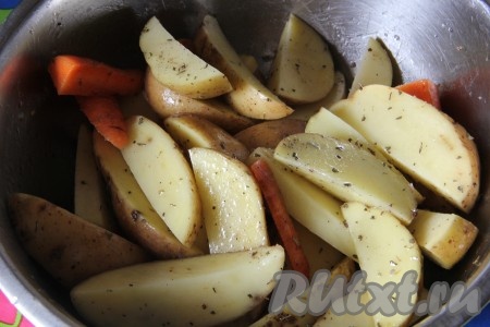 Картофель и морковь очистить. Картошку нарезать на дольки, морковь - на достаточно крупные брусочки.  Морковку с картофелем посолить, поперчить и присыпать любимыми специями, тщательно перемешать.