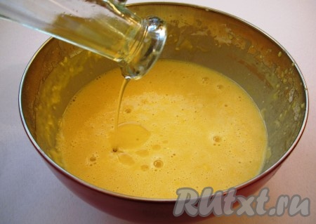 Влейте подсолнечное масло и хорошо перемешайте. Подсолнечное масло добавляется в блинное тесто, чтобы блины во время выпечки не прилипали к сковороде.