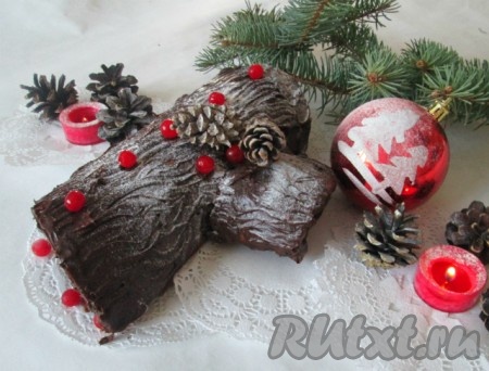 До подачи шоколадно-кофейный рулет "Рождественское полено" хранить в холодильнике.
