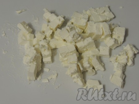 Сыр нарезать небольшими кубиками.