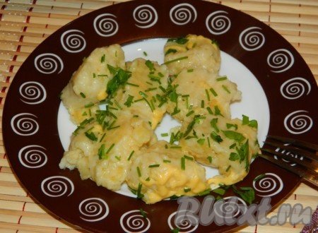 Вкусные, аппетитные картофельные ньокки с сыром подавать горячими.