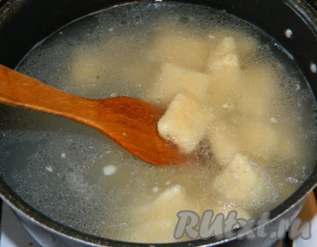 В кипящую подсоленную воду добавить оливковое (или другое растительное) масло, положить картофельные ньокки и варить с момента закипания 2 минуты.