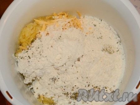 К натёртому картофелю добавить сыр, натёртый на крупной тёрке, яйцо, соль, специи, частями всыпать муку, замешивая не липнущее к рукам тесто.
