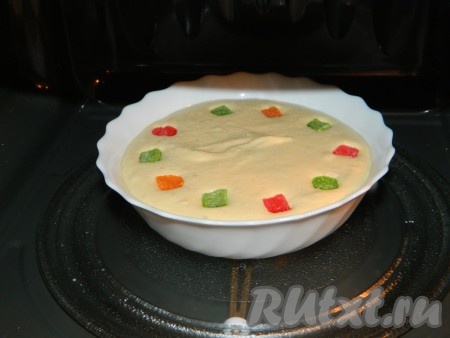 Выкладываем массу в посуду, пригодную для микроволновой печи. Учтите при выборе посуды, что в процессе запекания в микроволновке суфле будет немного подниматься. По желанию добавляем сушеные фрукты. Ставим в микроволновку на 6-7 минут на максимальную мощность.
