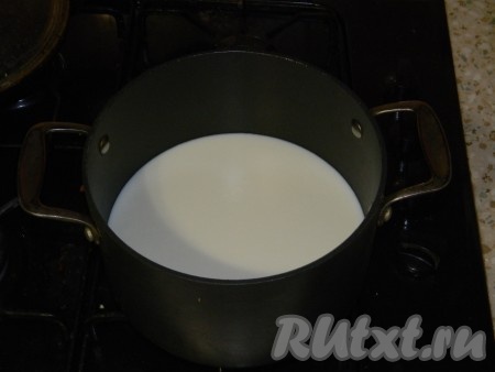 Сначала необходимо приготовить корт. Для этого в кастрюлю с толстым дном налить молоко и довести до кипения.

