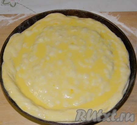 Пирог смазать взбитым яйцом, посыпать семенами льна и выпекать в разогретой духовке при температуре 180 градусов 45-50 минут.
