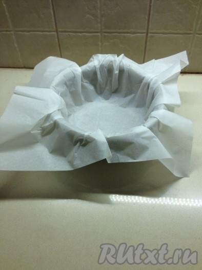 3. В небольшую железную миску положить пергаментную бумагу и выложить тесто.
