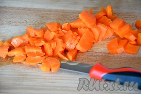 Морковь отварить и порезать кубиками.