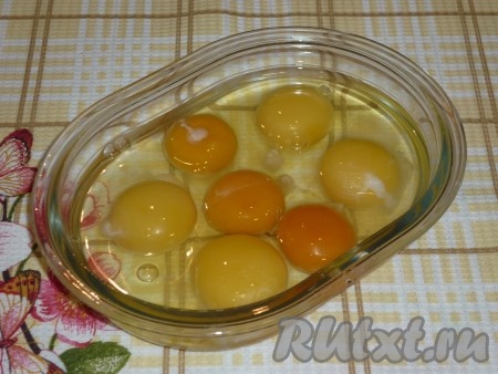Отделить белки от желтков. Для теста нам понадобятся 4 яйца и три желтка. 
