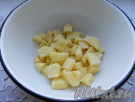 Картофель очистить и порезать небольшими кубиками.