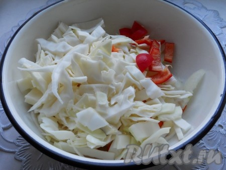 Капусту нашинковать (не тонко), перец сладкий болгарский порезать кусочками. Перец и капусту добавить к остальным овощам.
