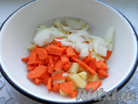 Добавить порезанную кубиками морковь, нарезанный полуколечками или четвертинками репчатый лук.
