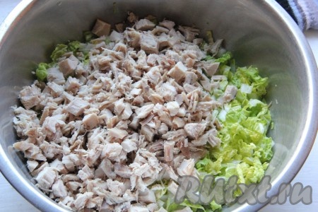 Куриное филе отварить в подсоленной воде до готовности (в течение 25 минут с момента закипания), затем мясо остудить, нарезать на небольшие кубики и добавить к капусте.