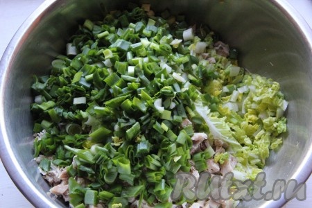 Зелёнь (у меня - зелёный лук) вымыть, стряхнуть лишнюю воду. Нарезать зелень и добавить в салат из пекинской капусты и курицы.