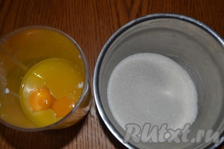 В чаше для блендера соединить молоко, яйца (все это должно быть комнатной температуры), растопленное остывшее масло, добавить сахар, щепотку соли, ванильный сахар и взбить.
