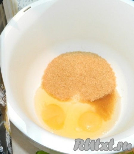 Для приготовления теста взбить миксером яйца с сахаром в течение 3-4 минут.