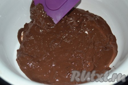 Шоколад растопить на водяной бане.

