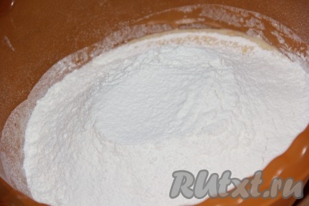 В глубокую миску просеять муку, добавить разрыхлитель и ванильный сахар.