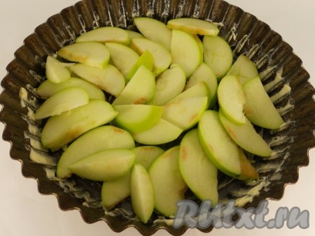Порезать яблоки дольками (не тонкими). Форму для кекса хорошо смазать сливочным маслом. Выложить на дно порезанные яблоки.