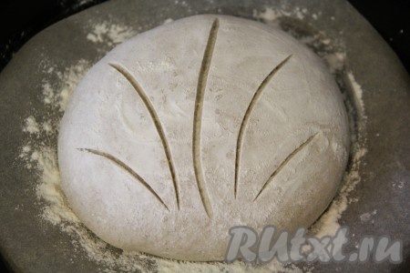 Перед тем как поставить хлеб "Деревенский" в духовку, сделать несколько надрезов на его поверхности. Поставить в разогретую духовку и выпекать при 180 градусах примерно 35-40 минут.
