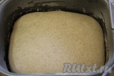  Хлебопечка сделает всю работу - замесит и подогреет, для того чтобы наше тесто хорошо поднялось.