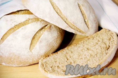 Когда хлеб будет готов, нужно остудить его на решётке. Деревенский хлеб, приготовленный по этому рецепту, получается пористым, воздушным и очень вкусным.
