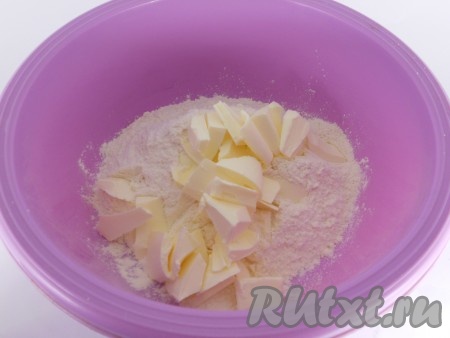 Муку просеять в глубокую посуду. Порезать в муку кусочками холодное масло или маргарин.