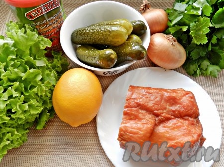 Подготовить ингредиенты для приготовления салата с копчёным мясом и огурцами.
