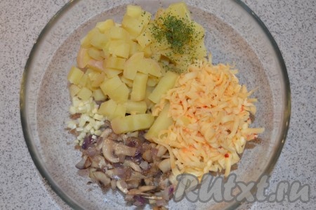 Соединить обжаренные ингредиенты, сыр, картофель и петрушку.
