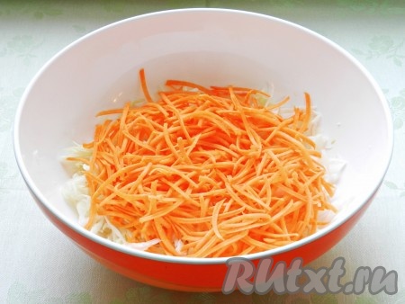 Морковь натереть на терке или в комбайне, выложить к капусте.