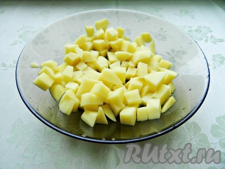 Картофель очистить и нарезать небольшими кубиками.