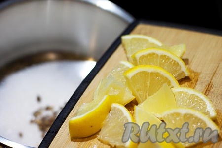 Добавьте не крупно нарезанный лимон и воду. Доведите будущий сироп до кипения и немного подержите на плите. Так специи и лимон отдадут свой насыщенный аромат.